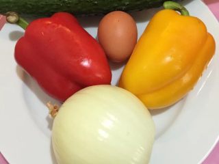 手搓莜面,如图蒸面条时准备材料：黄瓜切菱形块，红、黄椒切丁，洋葱切条，鸡蛋备用