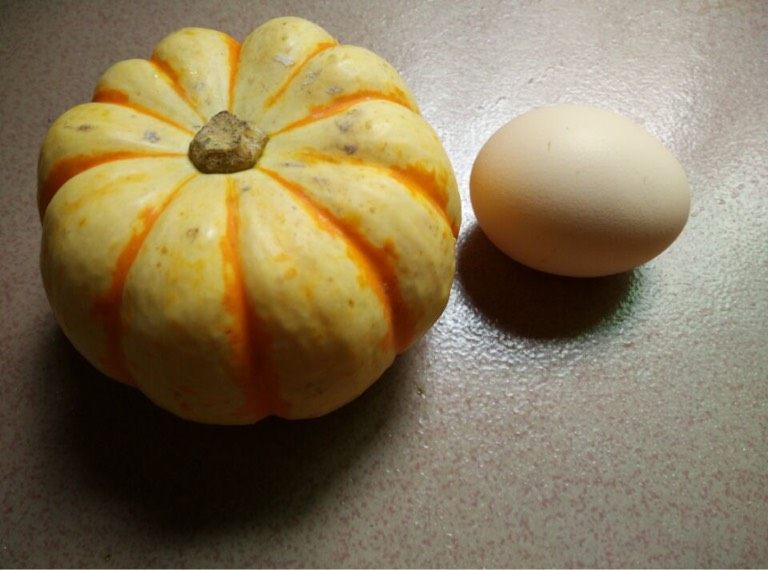 太阳果炖蛋,如图准备食材