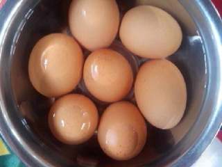 水煮蛋,鸡蛋捞出来用冷水冷却至不烫手就行，容易剥壳。