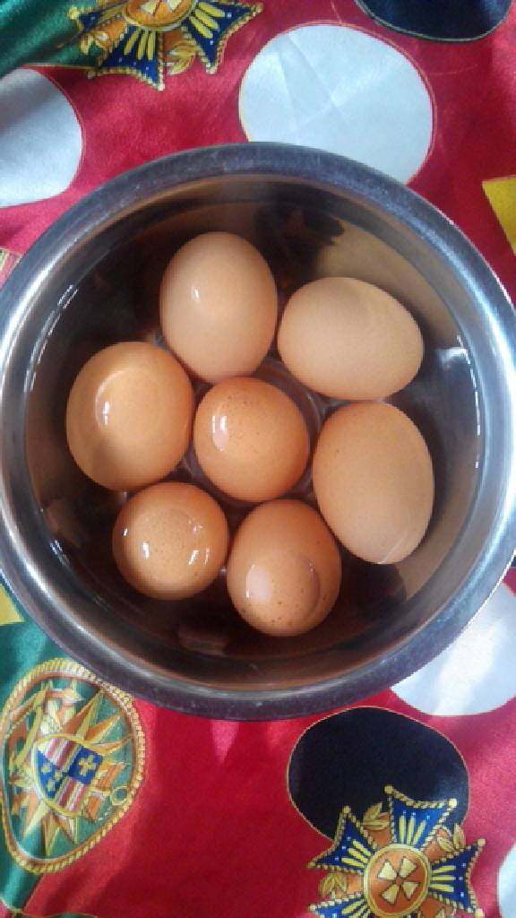 水煮蛋,鸡蛋捞出来用冷水冷却至不烫手就行，容易剥壳。