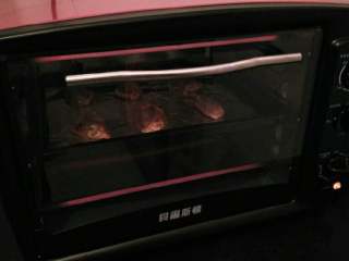 ≈烤鸡翅≈,烤箱预热200度，上下火，然后放入鸡翅，烤20分钟