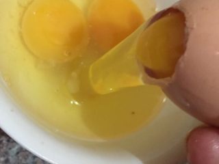 火腿鸡蛋卷,鸡蛋3个，充分打散，精致小巧的宝宝蛋，蛋液金黄，蛋黄比例更大