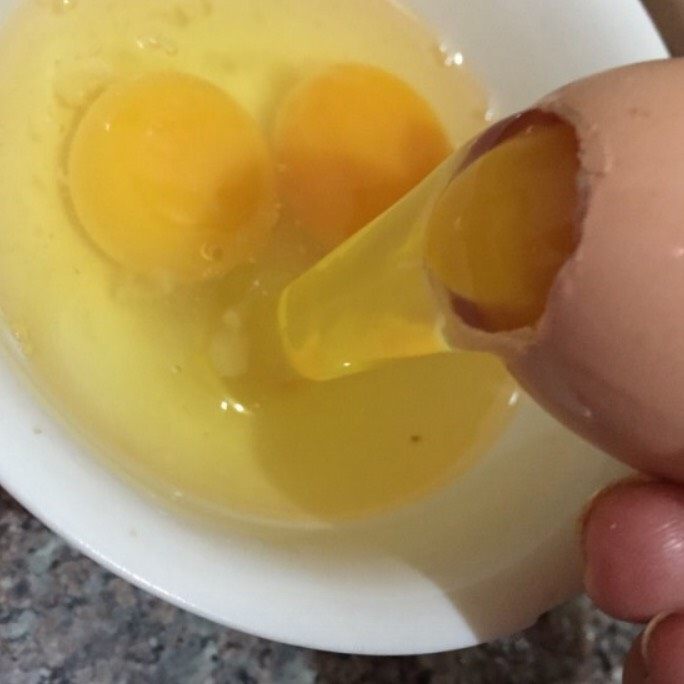 火腿鸡蛋卷,<a style='color:red;display:inline-block;' href='/shicai/ 9'>鸡蛋</a>3个，充分打散，精致小巧的宝宝蛋，蛋液金黄，蛋黄比例更大