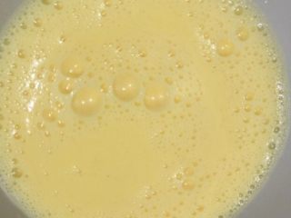 火腿鸡蛋卷,如图充分打散，加入适量牛奶搅拌均匀。