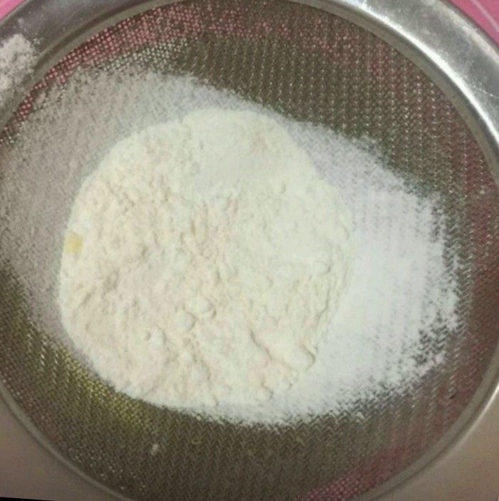 火腿鸡蛋卷,如图筛入适量面粉调成面糊。面糊浓度希一点，用勺子舀起缓慢流动为宜，加入适量盐，搅拌均匀