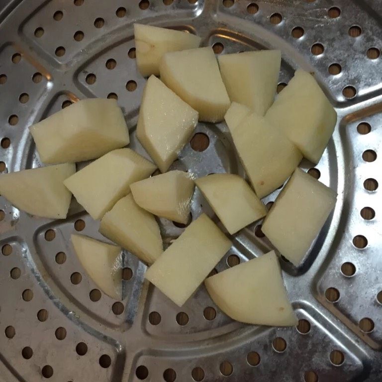 高汤土豆泥,如图土豆切块上锅蒸15分钟