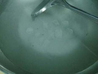 山楂罐头,锅中放水，如果喜欢汤多可以多加水，根据个人喜好，加入冰糖和白糖煮至冰糖融化