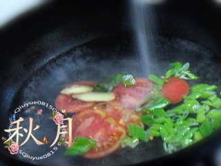 西红柿鸡蛋汤,汤锅舀两三碗水，水开放入西红柿、葱叶、生姜片。放盐、放花椒面稍煮。