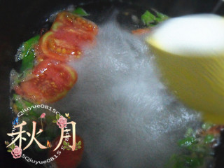 西红柿鸡蛋汤,把搅匀的淀粉缓缓倒入汤锅。用筷子轻轻的沿汤锅边搅动。