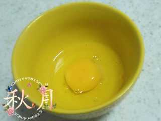 西红柿鸡蛋汤,鸡蛋打散搅匀。