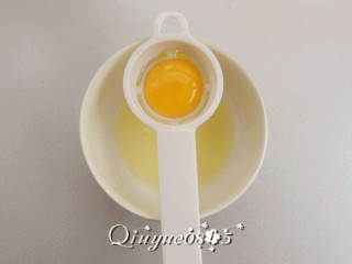 自制蛋黄沙拉酱,鸡蛋清和鸡蛋黄用分离器分开