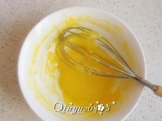 自制蛋黄沙拉酱,用蛋抽把蛋和糖搅拌抽打。