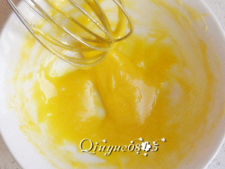 自制蛋黄沙拉酱,使糖和蛋黄充分融合。