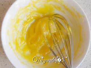 自制蛋黄沙拉酱,随着搅打，会发现蛋黄酱会越来越稠，打到如图的粘稠度时加入几滴白醋继续打。