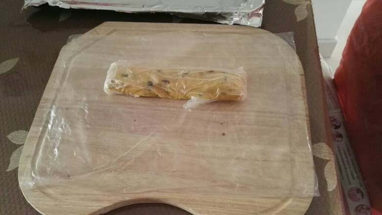 黑加仑饼干,做成长方形状，也可用模具塑形，然后用薄膜包裹好，放进冰箱冷冻1小时后取出切片