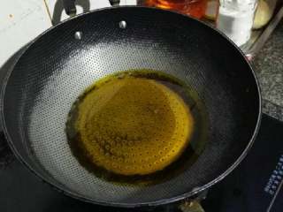 自制辣椒酱,锅内倒入适量油，烧热。