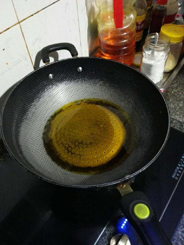 自制辣椒酱,锅内倒入适量油，烧热。