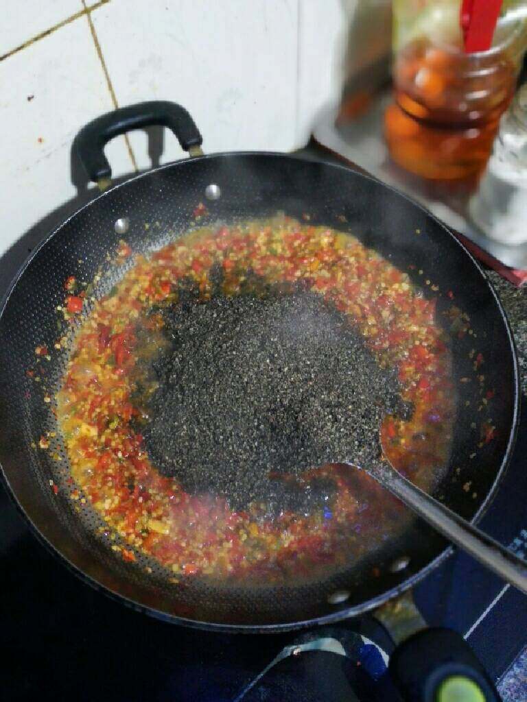 自制辣椒酱,加入芝麻面，搅拌。