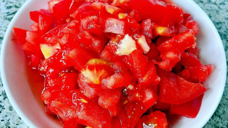 番茄午餐肉煎蛋乌冬面,番茄洗净切成小丁状