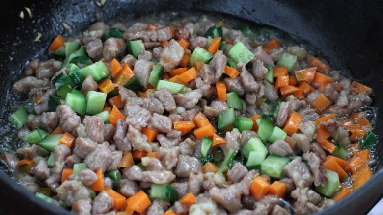肉酱拌面,然后将胡萝卜和黄瓜丁一同放入锅中，翻炒均匀。