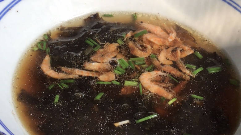 海鲜小馄饨,舀适量馄饨汤入紫菜碗中，把调料化开混合均匀