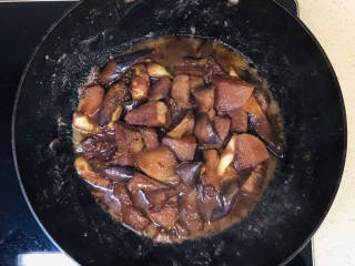 茭白茄子焖肉,慢火煲煮至水分收干