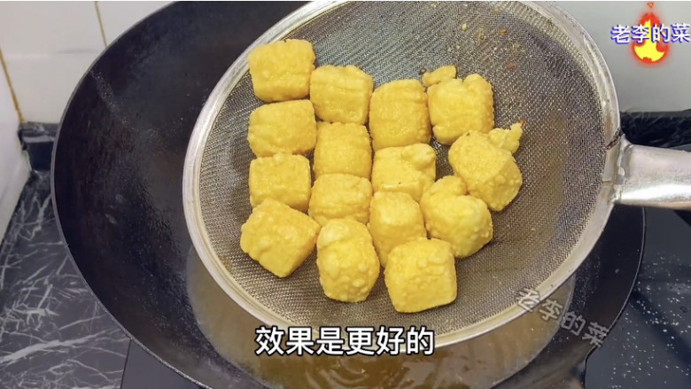 外酥里嫩的脆皮豆腐教程,最好在复炸一次。