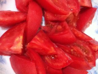 西红柿炖牛腩,西红柿洗净切块（可以用刀划十字口开水烫一下去掉薄皮，我是煮熟以后捞出的。）