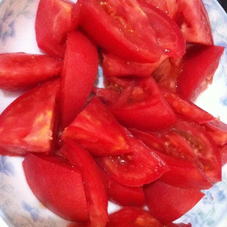 西红柿炖牛腩,<a style='color:red;display:inline-block;' href='/shicai/ 3551'>西红柿</a>洗净切块（可以用刀划十字口开水烫一下去掉薄皮，我是煮熟以后捞出的。）