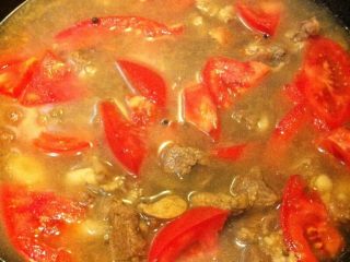 西红柿炖牛腩,如图加入西红柿，大火炖煮开锅，转小火继续炖煮一个小时