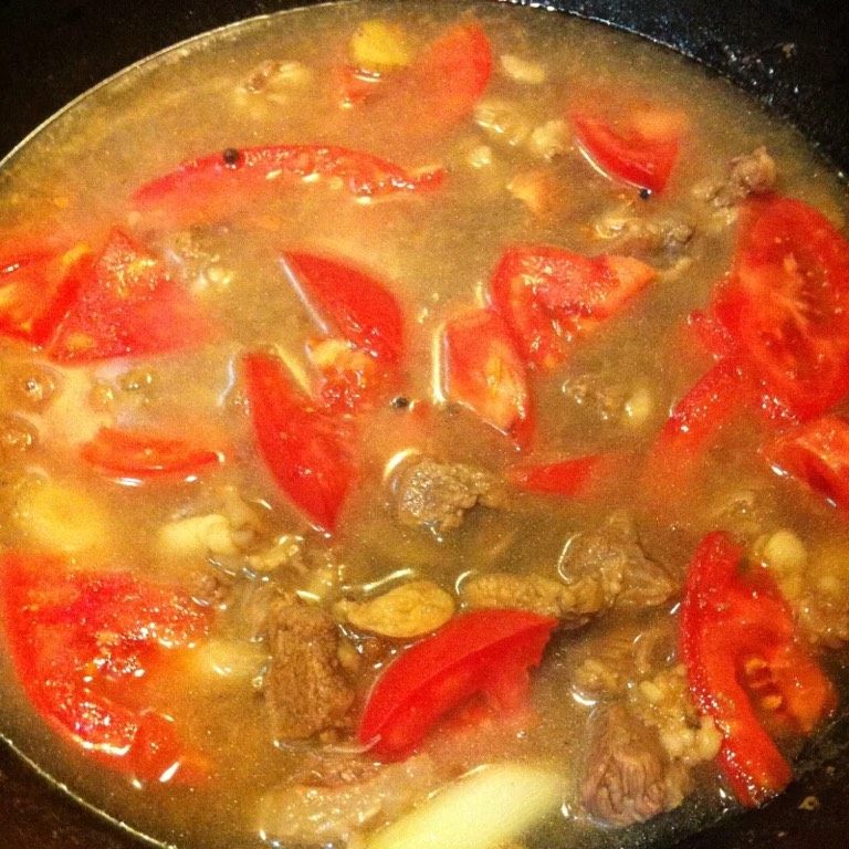 西红柿炖牛腩,如图加入西红柿，大火炖煮开锅，转小火继续炖煮一个小时