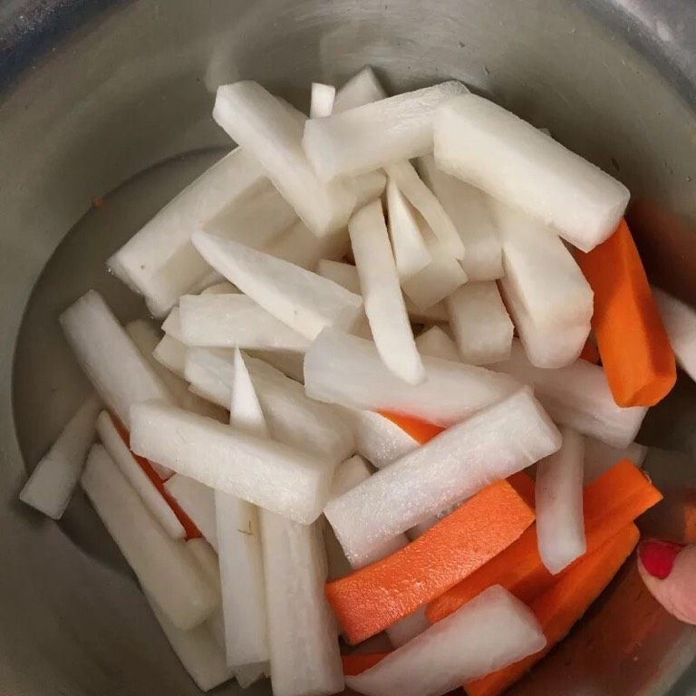 酸辣萝卜条,如图腌制好的萝卜用温水反复清洗两到三次，洗净盐分
