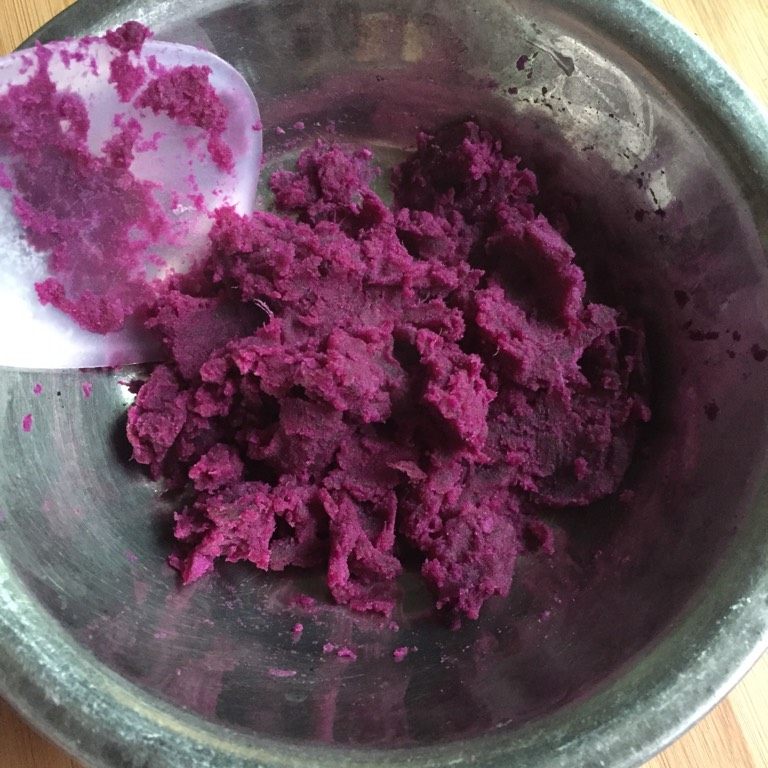 紫薯花朵馒头,紫薯去皮切片蒸熟，捣成泥状