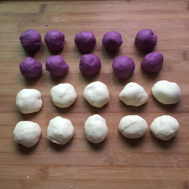 紫薯花朵馒头,面团取出排气，并揉成表面光滑且富有弹性，然后把两种面团都各分成小份