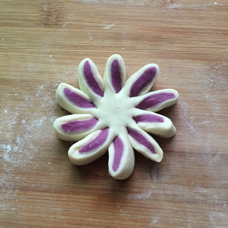 紫薯花朵馒头,这样就成一朵花形了