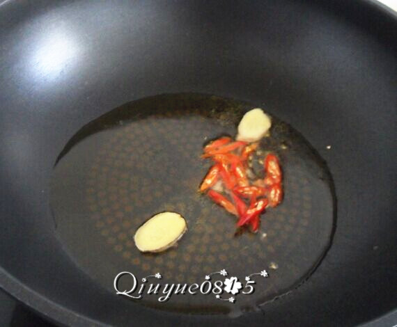 葱爆羊肉,油锅放姜片、辣椒炒香。把辣椒先另外铲出来。