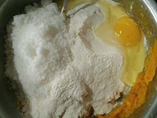 南瓜鸡蛋发糕,待南瓜泥放温后，依次放入面粉，鸡蛋，白糖和温水冲开的安琪