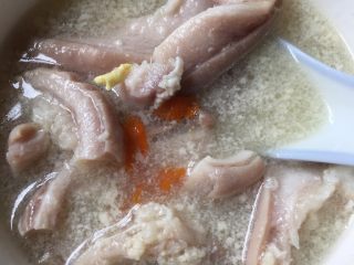 冬日养胃汤,如图，最后加入适量盐，就可以吃了。