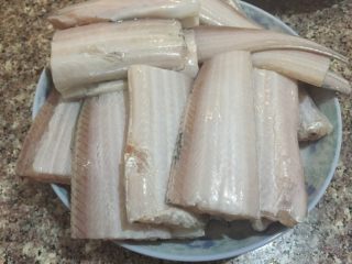 干炸带鱼,用刀剁成长条，加入盐，姜丝，胡椒粉，料酒腌制20分钟以上。