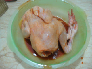 奥尔良烤鸡,把调料均匀的往鸡身上，鸡肚子里按摩均匀包上保鲜膜进冰箱冷藏过夜