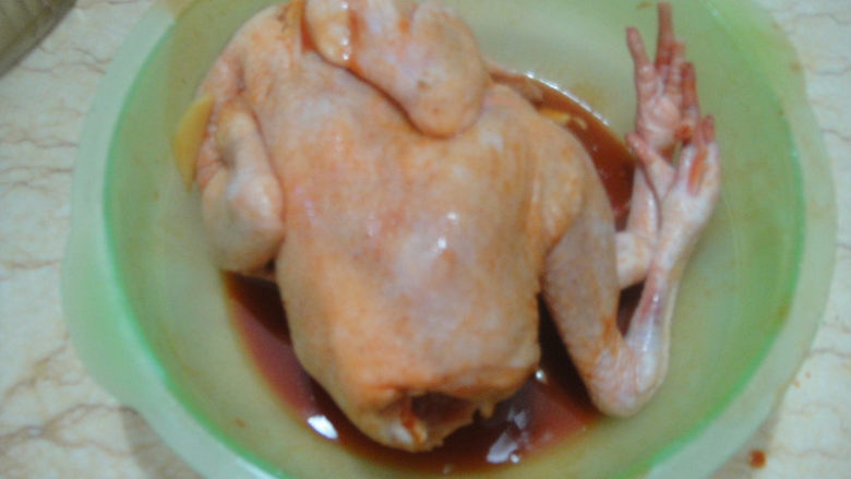 奥尔良烤鸡,把调料均匀的往鸡身上，鸡肚子里按摩均匀包上保鲜膜进冰箱冷藏过夜