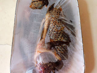 香烤鲫鱼,放置冰箱腌制4-6小时。