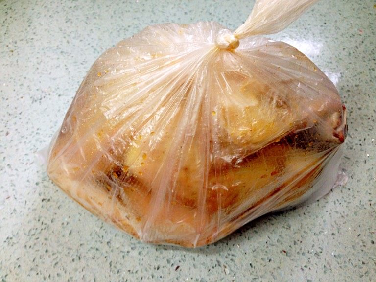 荷熏桂花鸡,把剩下的味汁倒入鸡肚子，用保鲜袋装好密封，放冰箱腌2小时以上，最好可以过夜。