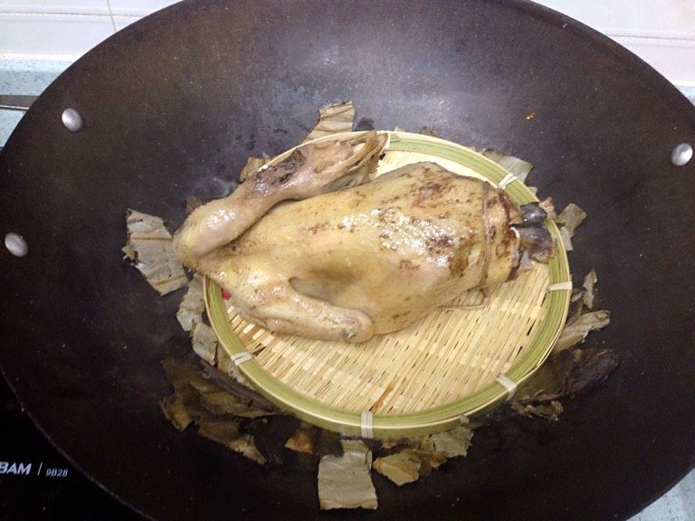 荷熏桂花鸡,把蒸好的鸡放在竹篾上，再放入大锅，盖紧盖子，小火熏10分钟。