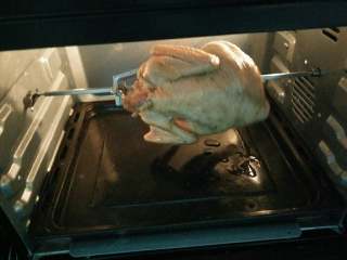 可乐烤全鸡,用烤箱的支架架起整鸡放入烤箱210度烤80分钟。即可。