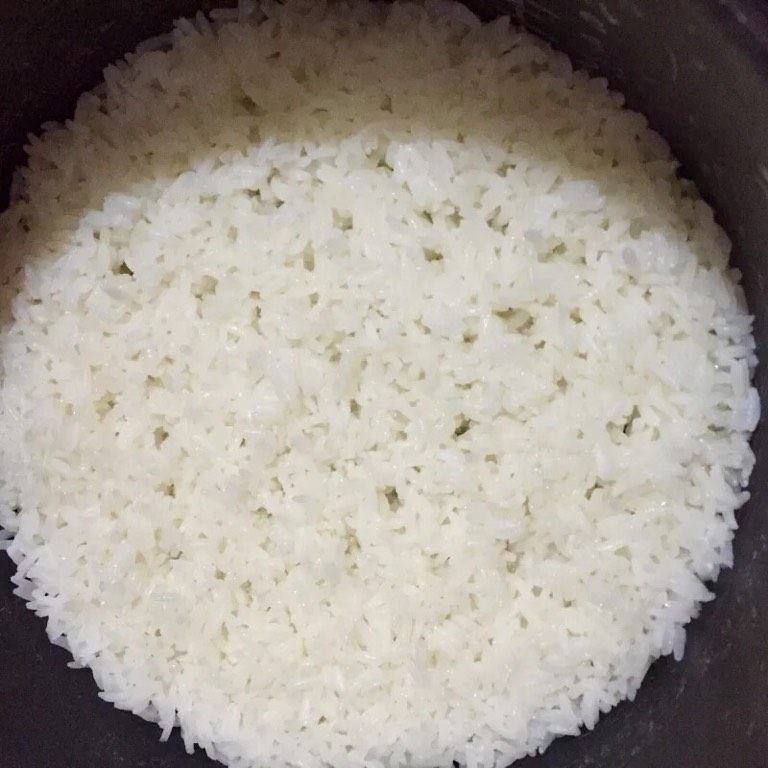 果香白米饭,如图电饭煲按下煮饭键，直至米饭煮熟，煮好的米饭不要急于盛出，用铲子轻轻翻动米饭，盖上锅盖焖10分钟，让米饭颗粒更佳莹润，粒粒分明
