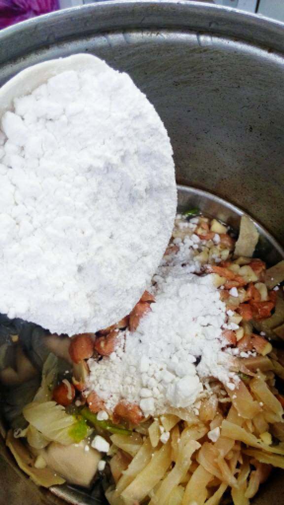 潮汕小吃蚝烙,把材料拌上番薯粉加半碗水搅拌，如搅好太稀便加粉，太糊便加水