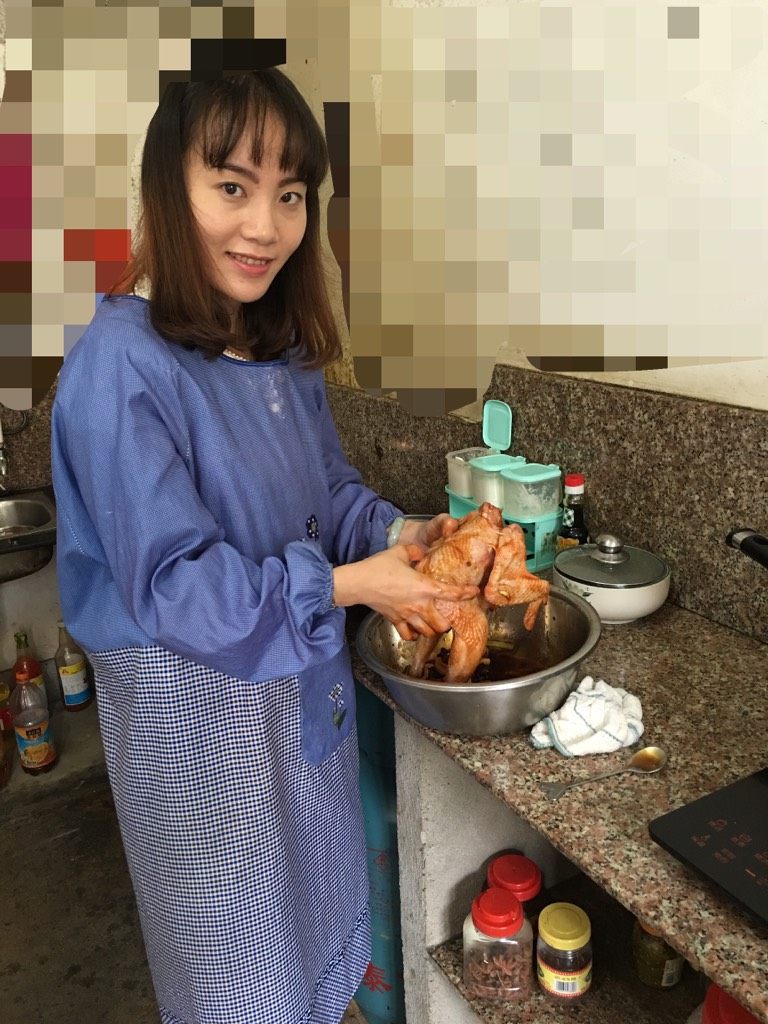 蜜汁烤鸡,如图我在给鸡按摩哈哈，这样能使鸡更好的入味（之前用牙签在鸡身上插一些空，以便更好的入味）