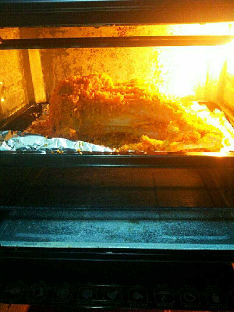 好吃不油腻的脆皮鸡,把鸡放入烤箱中层，上下火180度烤60分钟，中间记得翻面