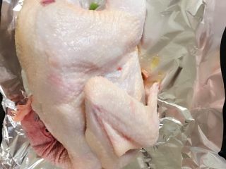 烤全鸡,把鸡表面涂一层橄榄油
